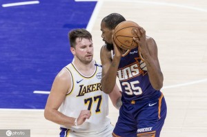 东契奇33+11杜兰特21分 里夫斯28分湖人胜太阳